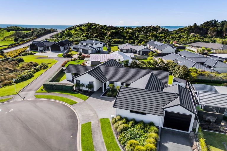 Photo of property in 6 Pebble Beach Court, Waiwhakaiho, New Plymouth, 4312