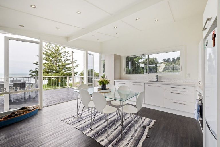 Photo of property in 16 Cathedral Road, Gore Bay, Cheviot, 7383