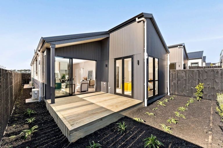 Photo of property in 33 Paretao Street, Massey, 0614