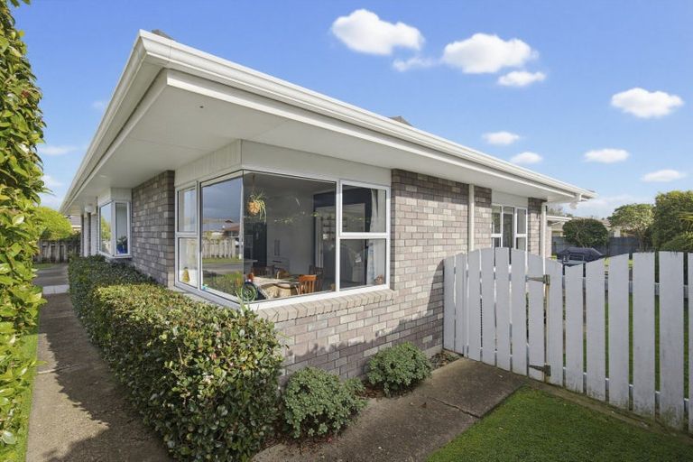 Photo of property in 16 Easton Way, Levin, 5510