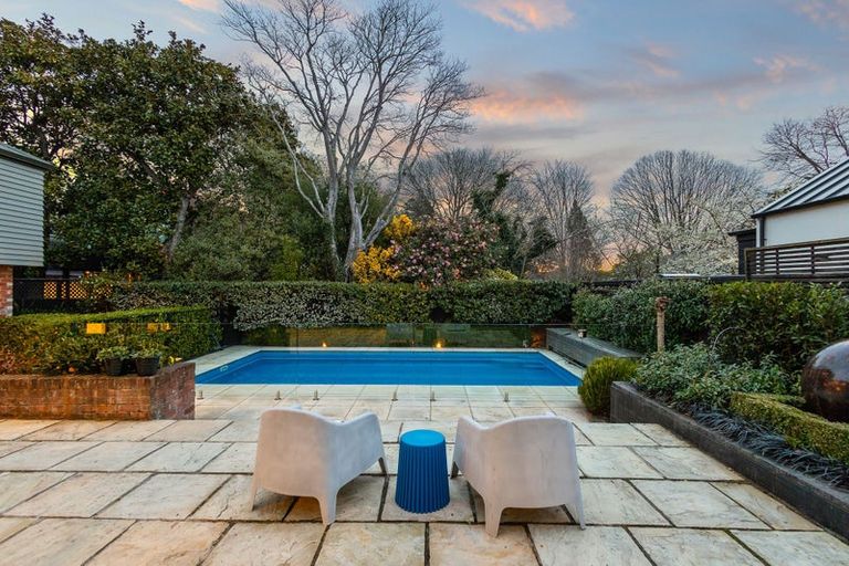 Photo of property in 21 Garreg Road, Fendalton, Christchurch, 8052