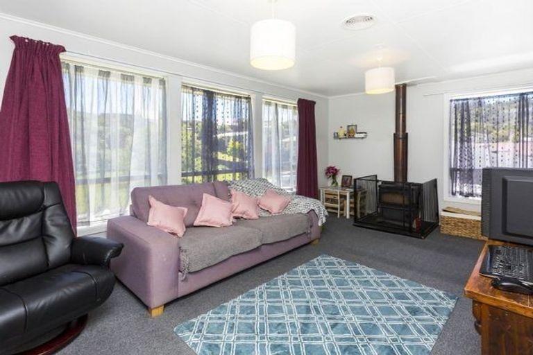 Photo of property in 51 Blueberry Grove, Timberlea, Upper Hutt, 5018