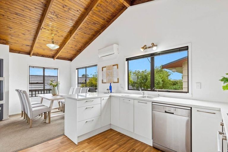 Photo of property in 116 Whangaparaoa Road, Red Beach, 0932
