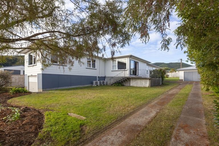 Photo of property in 46 Kaitawa Crescent, Paraparaumu, 5032