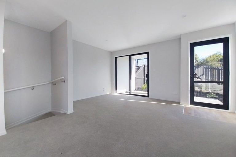 Photo of property in 2 Mikoikoi Crescent, Mangere Bridge, Auckland, 2022