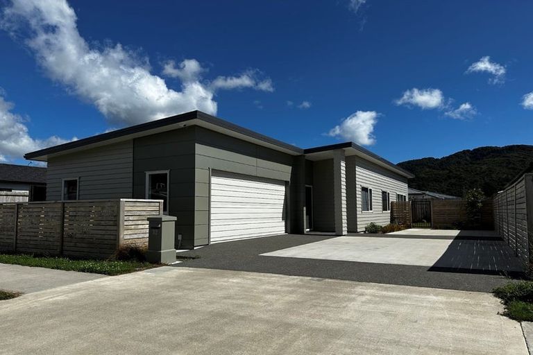 Photo of property in 32 Grovedale Square, Wainuiomata, Lower Hutt, 5014