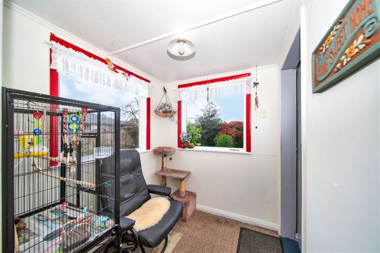 Photo of property in 10 Robbins Crescent, Hawera, 4610