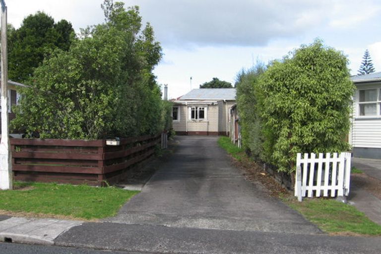 Photo of property in 9 Clinton Avenue, Te Atatu Peninsula, Auckland, 0610