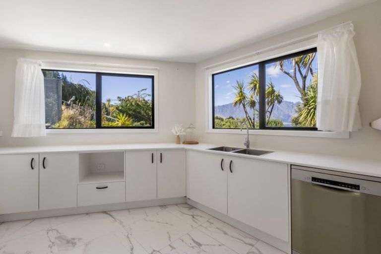 Photo of property in 14 Sainsbury Road, Fernhill, Queenstown, 9300