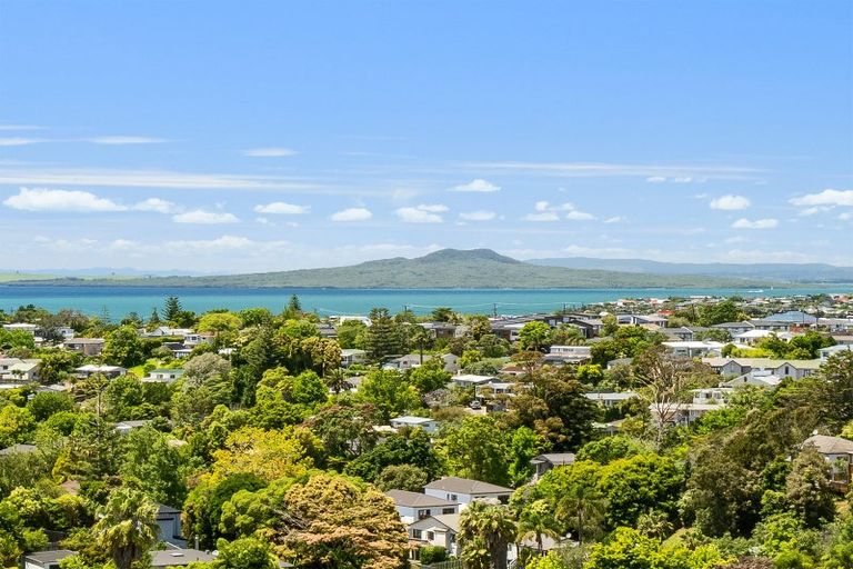 Photo of property in 282 Glamorgan Drive, Northcross, Auckland, 0630