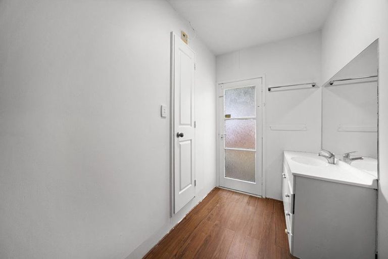 Photo of property in 1/4 Phillipa Place, Browns Bay, Auckland, 0630