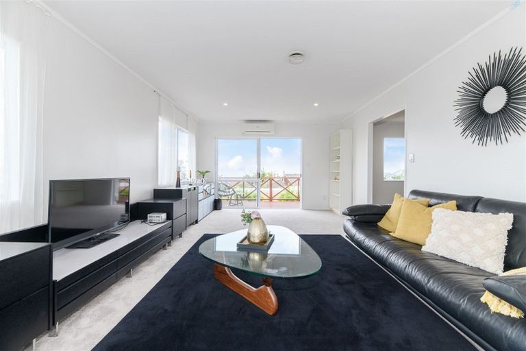 Photo of property in 1 Marguerita Place, West Harbour, Auckland, 0618