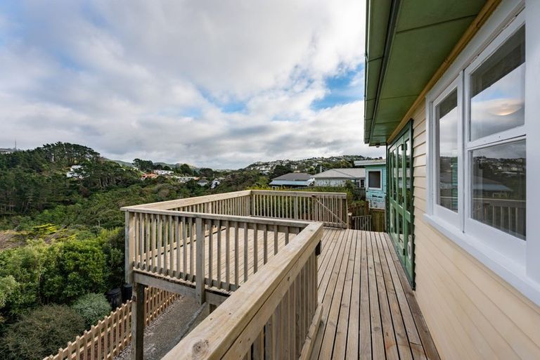 Photo of property in 20 Miles Crescent, Newlands, Wellington, 6037