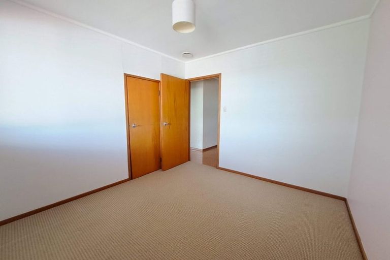 Photo of property in 5 South Pacific Place, Henderson, Auckland, 0612
