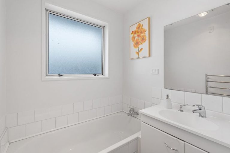 Photo of property in 2/11 Peckham Lane, Woolston, Christchurch, 8062