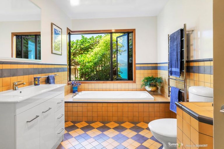 Photo of property in 20 Napier Street, Karaka Bays, Wellington, 6022