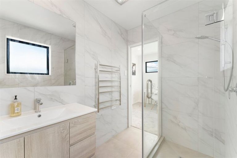 Photo of property in 40b Royal View Road, Te Atatu South, Auckland, 0610