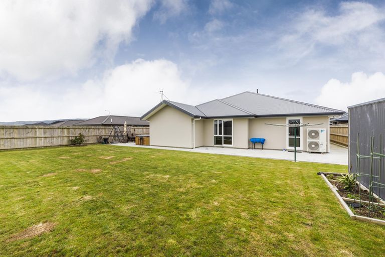 Photo of property in 6 Cyprus Place, Fitzherbert, Palmerston North, 4410