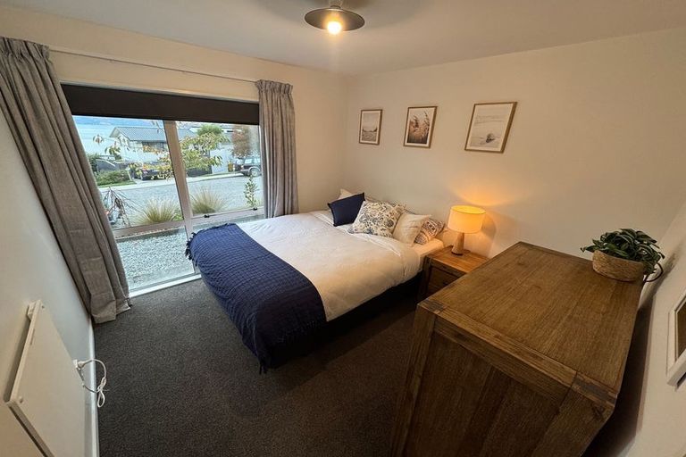 Photo of property in 46 Wynyard Crescent, Fernhill, Queenstown, 9300