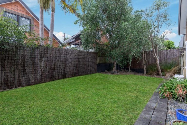 Photo of property in 8/37 Fields Parade, Oteha, Auckland, 0632