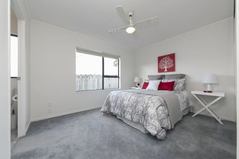 Photo of property in 4 Wyatt Place, Glendene, Auckland, 0602