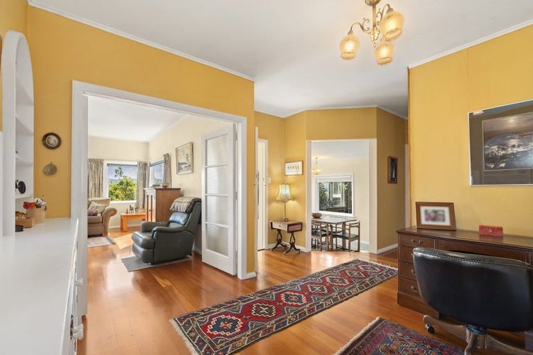 Photo of property in 70 Nevay Road, Karaka Bays, Wellington, 6022