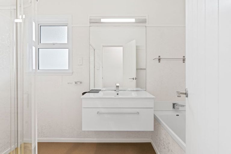 Photo of property in 73 Kawiu Road, Levin, 5510