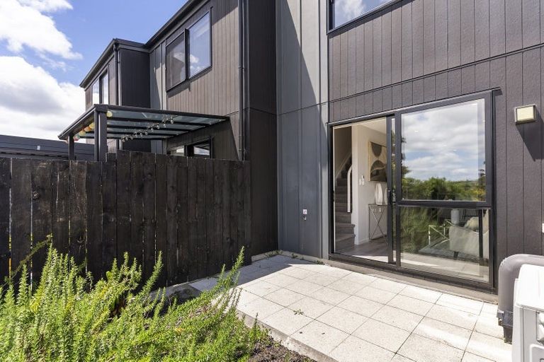 Photo of property in 11/8 Chivalry Road, Glenfield, Auckland, 0629