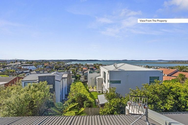Photo of property in 2/143a Wiseley Road, West Harbour, Auckland, 0618