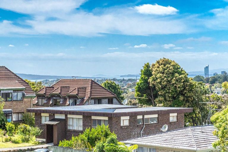 Photo of property in 2/12 Girrahween Drive, Totara Vale, Auckland, 0629