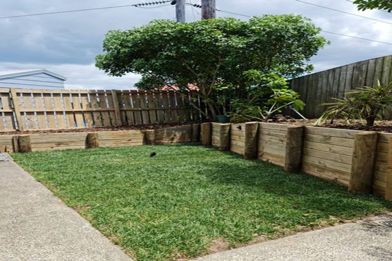 Photo of property in 1/35 Highgrove Lane, Totara Vale, Auckland, 0632