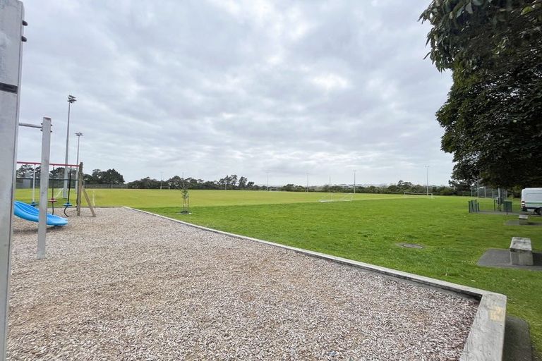 Photo of property in 70 Rauemi Way, Te Atatu South, Auckland, 0610