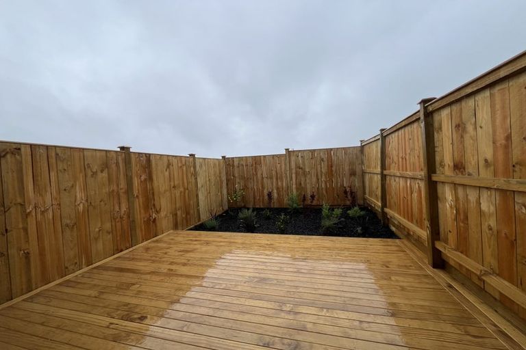 Photo of property in 13 Kuaha Road, Massey, Auckland, 0614