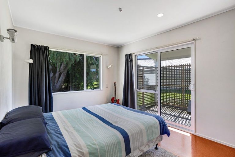 Photo of property in 42 Koraha Road, Kumeu, 0892