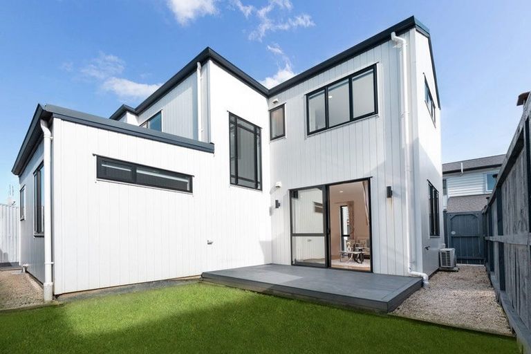 Photo of property in 718b Massey Road, Mangere, Auckland, 2022