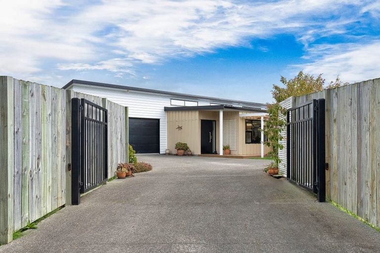Photo of property in 6 Kingi Te Ahoaho Place, Otaki, 5512