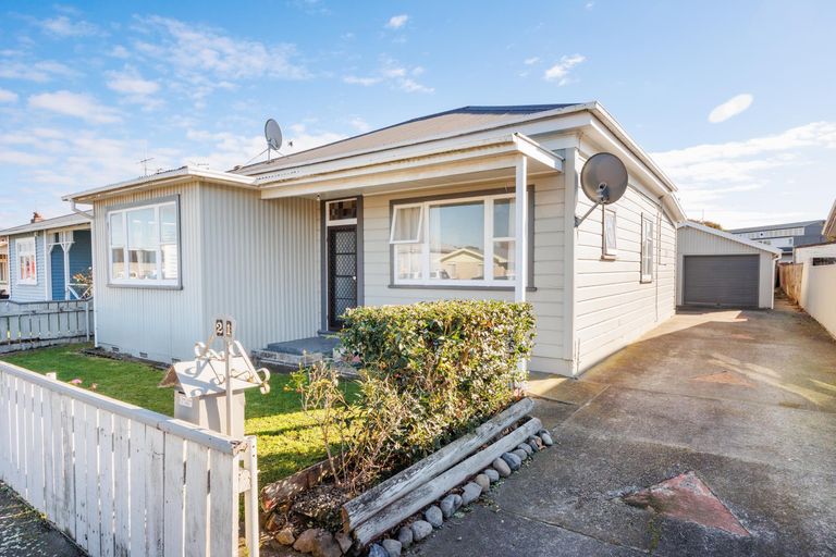 Photo of property in 21 Edgeware Road, Palmerston North, 4410