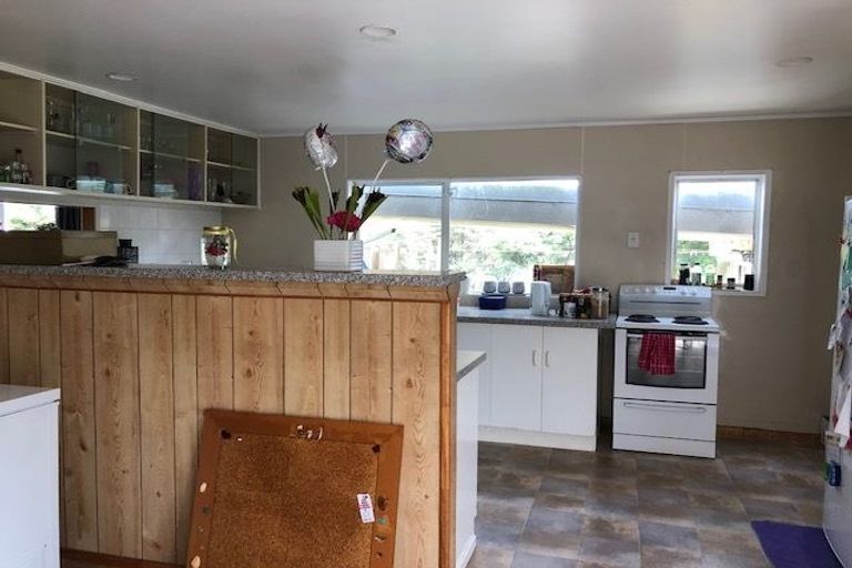 Photo of property in 88 Sheffield Road, Helensville, 0875