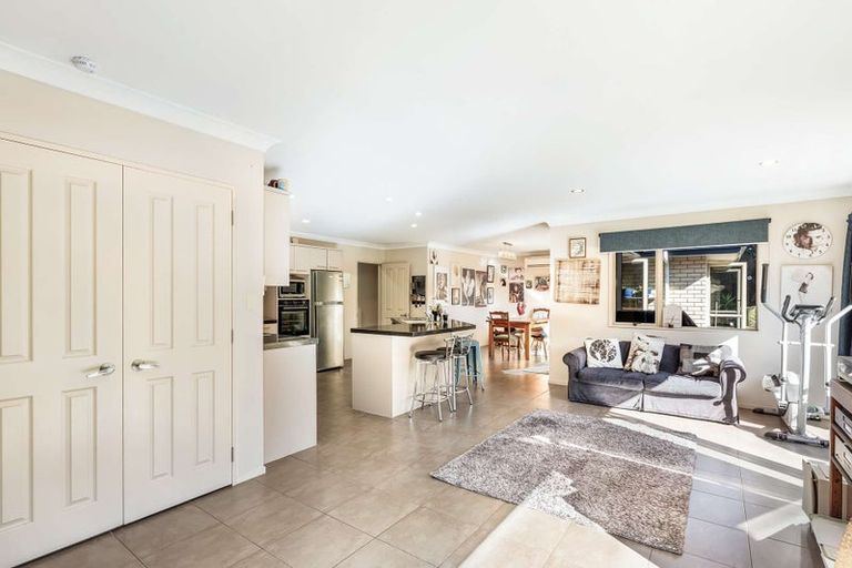 Photo of property in 5 Ernest Shackleton Place, Waiuku, 2123