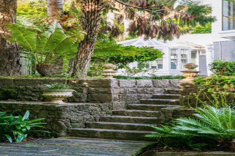 Photo of property in 32 Deane Avenue, Titirangi, Auckland, 0604