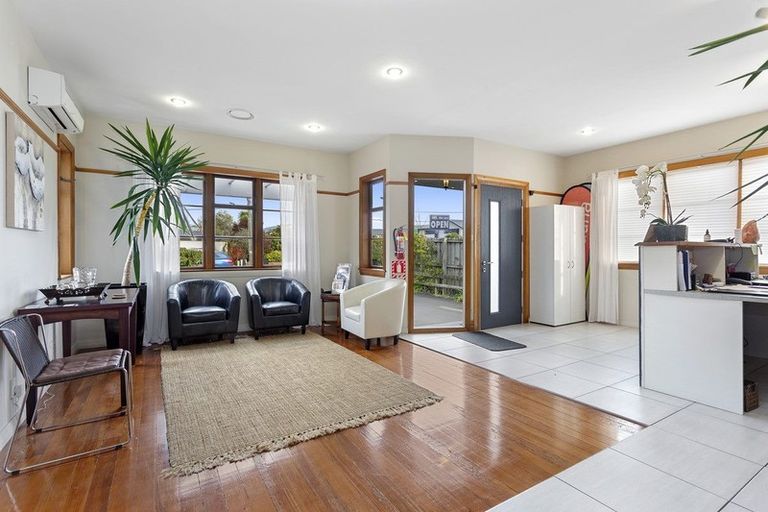 Photo of property in 128 Wilsons Road, Saint Martins, Christchurch, 8022