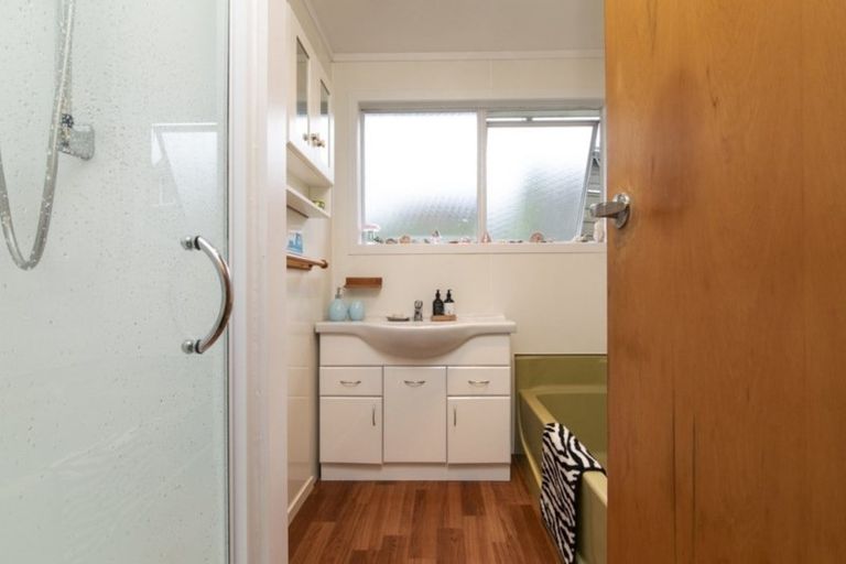 Photo of property in 18 George Herring Place, Glen Eden, Auckland, 0602