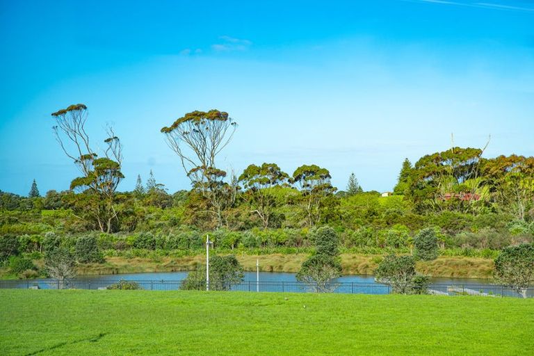 Photo of property in 102b Te Oneroa Way, Long Bay, Auckland, 0630