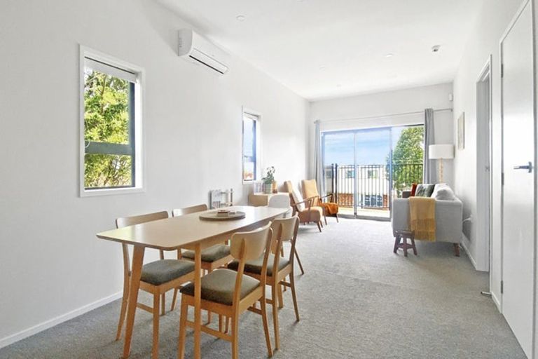 Photo of property in 15 Whakarato Way, Takanini, 2112