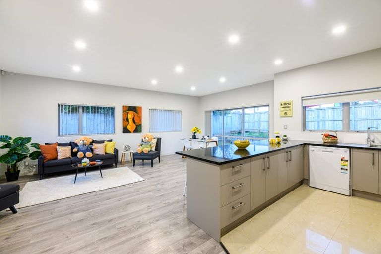 Photo of property in 13a Kingdale Road, Henderson, Auckland, 0610