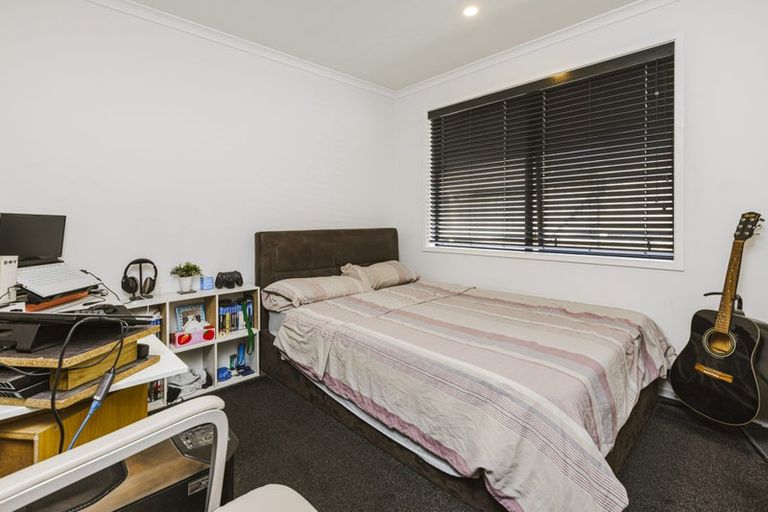 Photo of property in 2 Waituarua Drive, Takanini, 2112