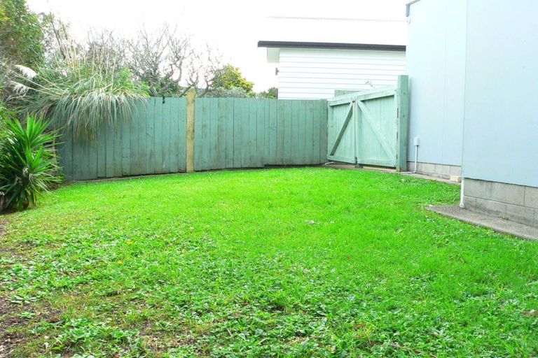 Photo of property in 8a Melandra Road, Stanmore Bay, Whangaparaoa, 0932