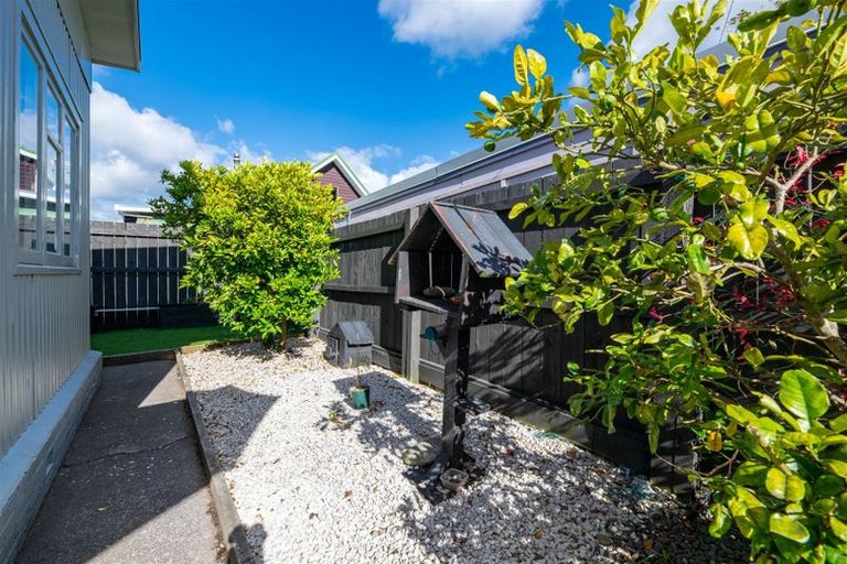 Photo of property in 176 Henderson Valley Road, Henderson, Auckland, 0612