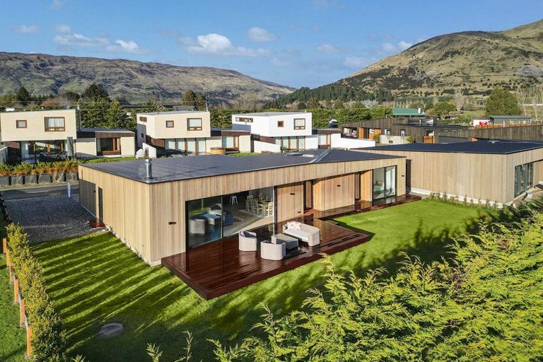 Photo of property in 13 Fern Burn Close, Wanaka, 9305