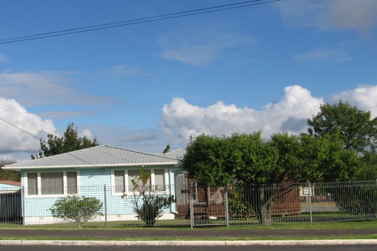 Photo of property in 32 Gloria Avenue, Te Atatu Peninsula, Auckland, 0610